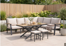 Moderne aluminium loungeset met grijze kussens en houten tafel op een terras, comfortabele dining loungeset