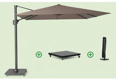 Zweefparasol met grijs doek naast een houten loungeset met kussens in een groene tuin