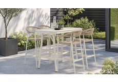 Moderne aluminium bartafel met vier hoge tuinstoelen op een terras, stijlvolle bistro tuinset tegen een houten wand