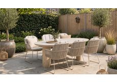 Moderne ronde tuinset  met trendy tuinstoelen op een overdekt terras, stijlvolle tuinmeubelset voor buiten
