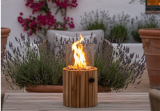 Compacte tafelhaard van hout met glasombouw en brandende vlammen, sfeervolle tuinhaard voor terras of balkon