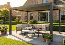 Moderne loungeset met grijze kussens en grote zweefparasol op een luxe terras bij het zwembad