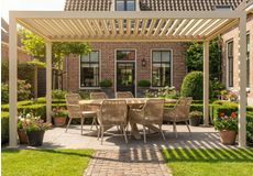 Witte staande parasol met aluminium frame op een zonnig terras in de tuin