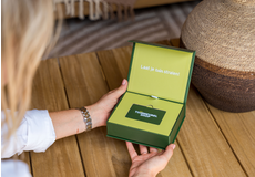Giftcard van Tuinmeubelshop in luxe groene geschenkverpakking met de tekst ‘Laat je tuin strale