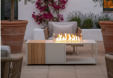 Moderne vuurtafel met glasombouw en brandende vlammen, sfeervolle tuin vuurtafel met hout en aluminium
