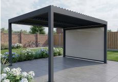 Witte staande parasol met aluminium frame op een zonnig terras in de tuin