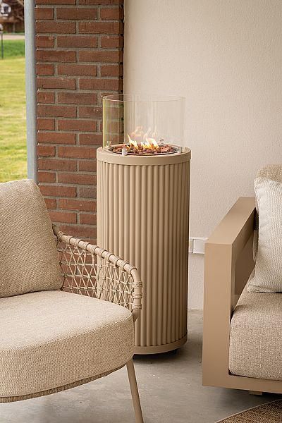 Cosipillar Curved sandy beige naast een loungeset