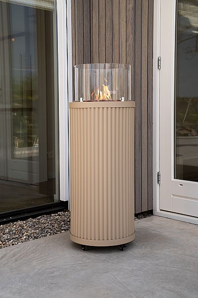 Cosipillar Curved sandy beige tegen een huis