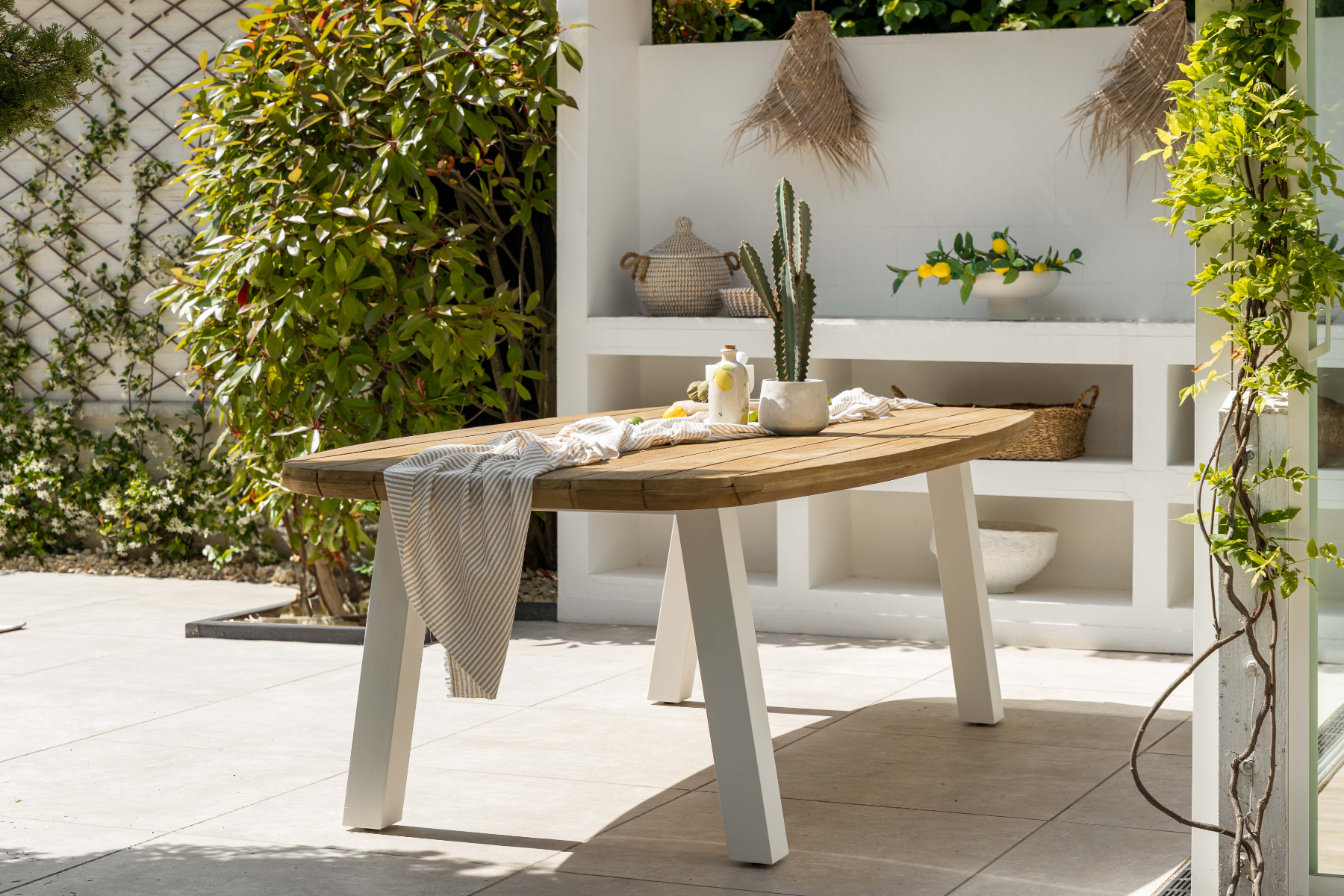 Tuintafels in verschillende vormen en materialen