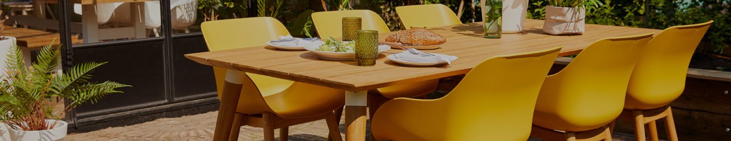 Hartman Sophie tuinstoelen aan een tuintafel