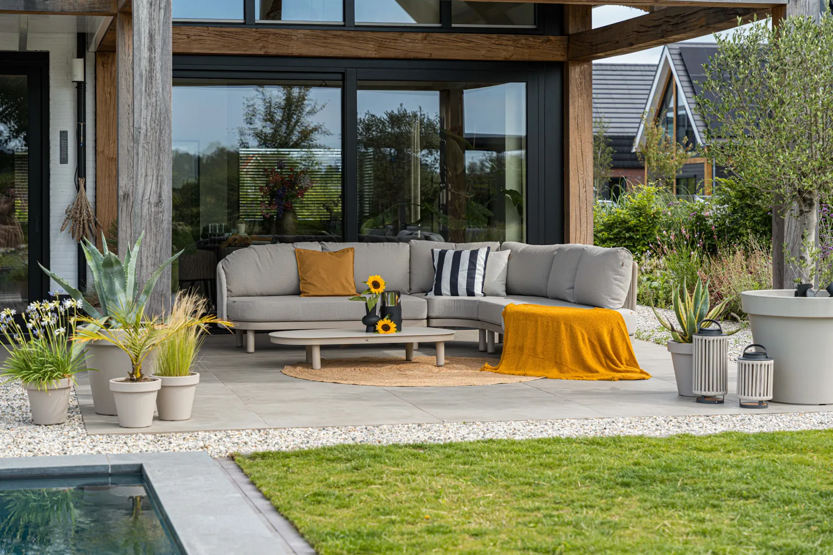 Loungesets opgesteld in de showroom Veenendaal