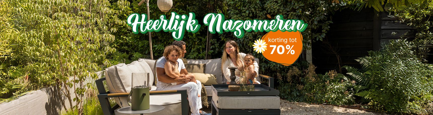 Vooraanzicht van een groep mensen op een loungeset onder een houten overkapping tijdens de Summer Sale met korting tot 50%