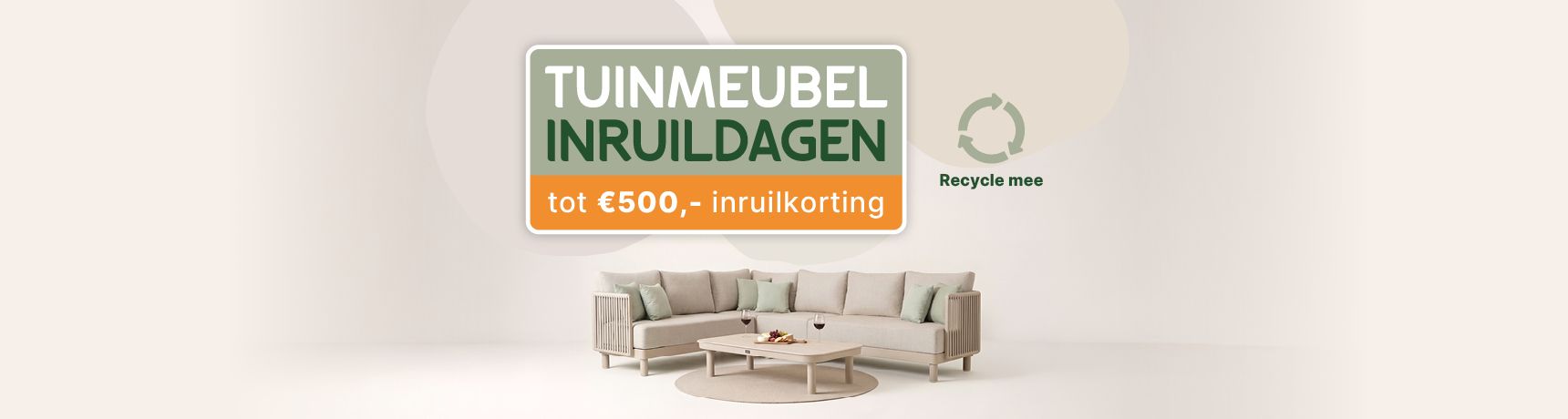 Vooraanzicht van een groep mensen op een tuinset met rope tuinstoelen en een rechthoekige tuintafel in een Ibiza-tuinsetting.