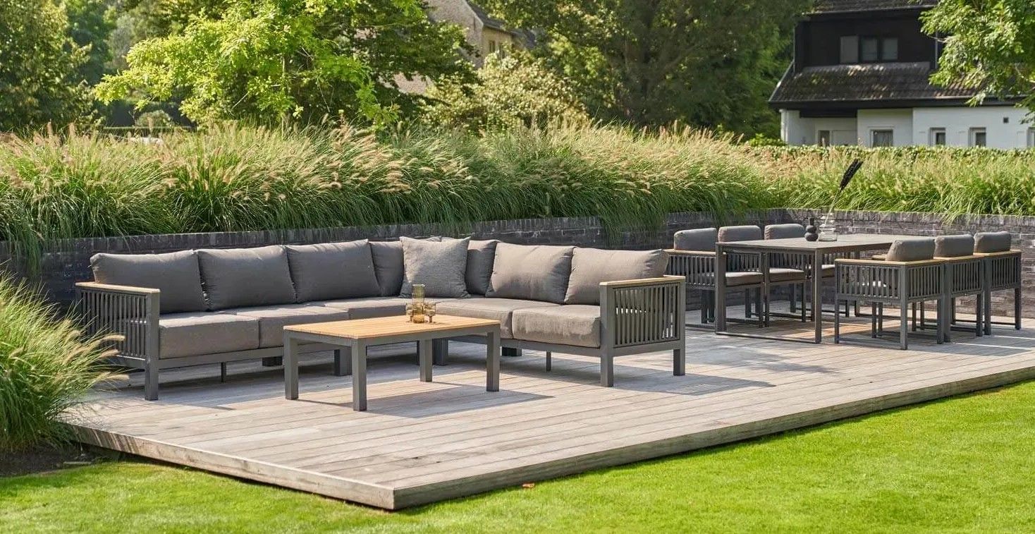 Groene aanslag verwijderen op een tuinset