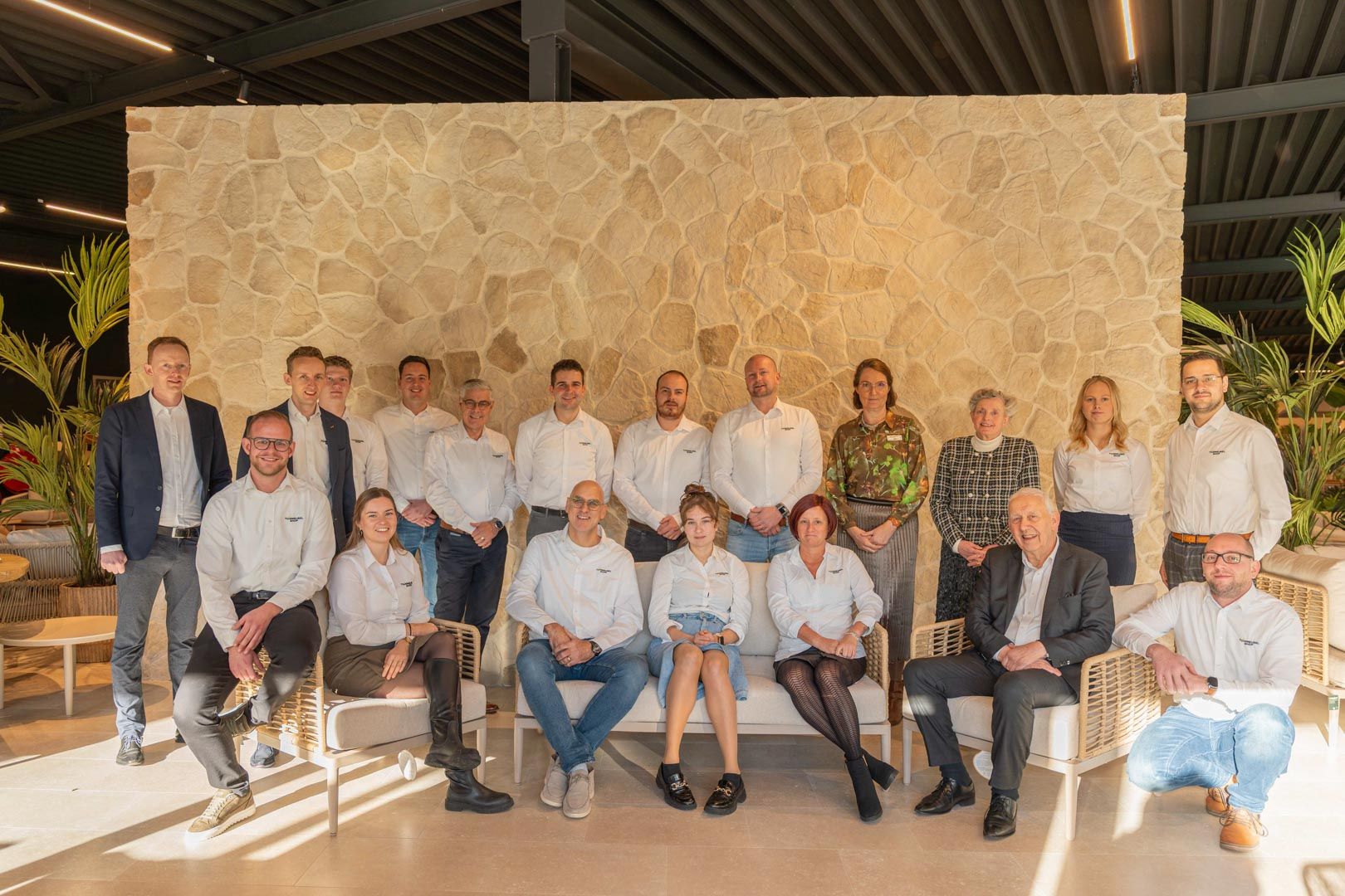 De storemanagers van de 16 Tuinmeubelshop Experience Stores XXL