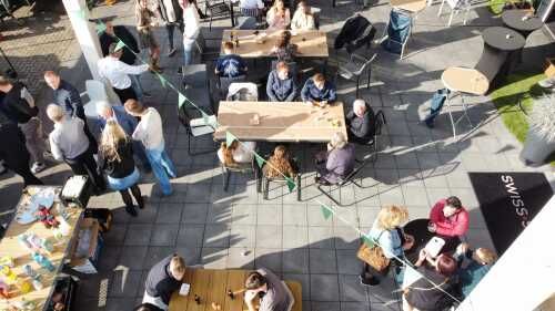 Collega’s samen tijdens een bedrijfs BBQ