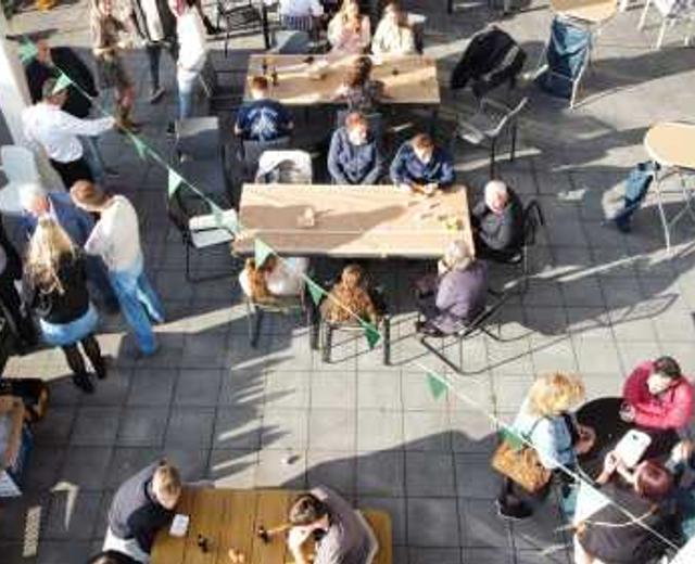Collega’s samen tijdens een bedrijfs BBQ