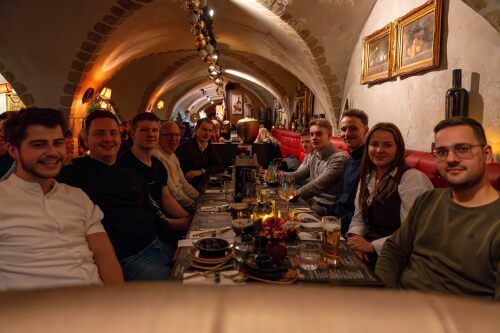 Winkelteam samen aan tafel