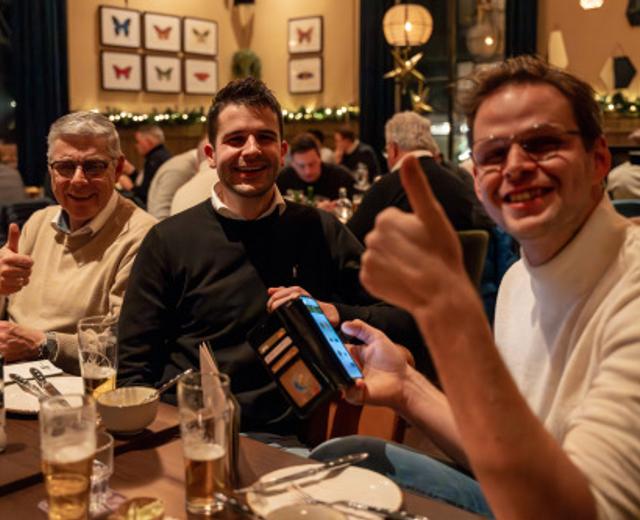 Collega’s samen tijdens een teamdiner