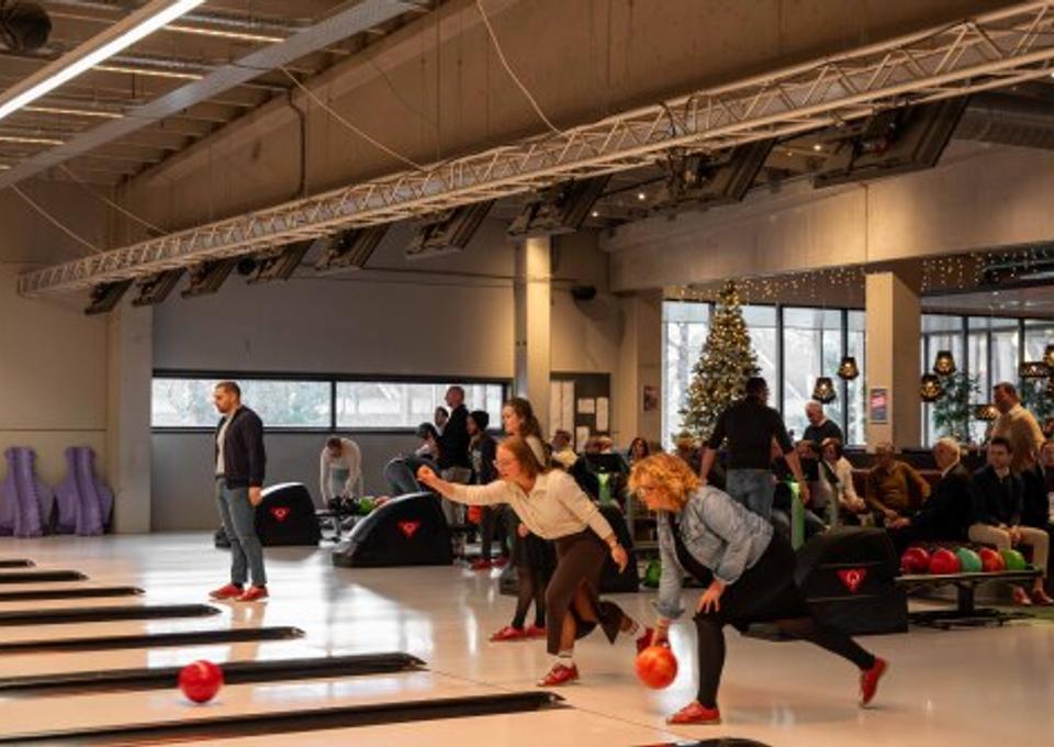 Collega’s tijdens een bedrijfsbreed bowlinguitje