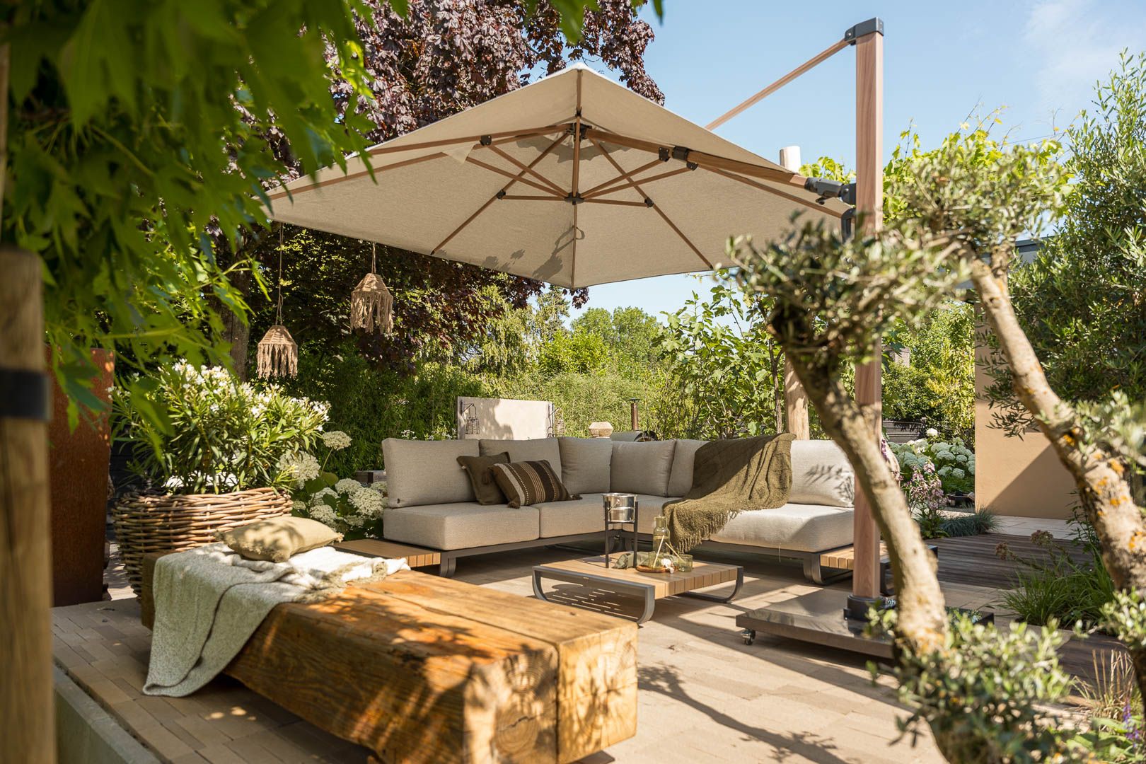 Industriële tuin met robuuste loungeset, donkere materialen en houten accenten