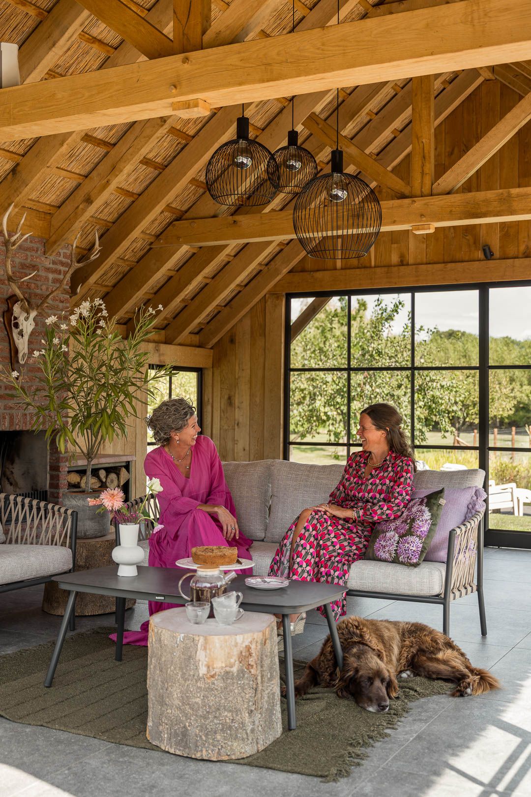 Landelijke tuin met warme houttinten en sfeervolle veranda