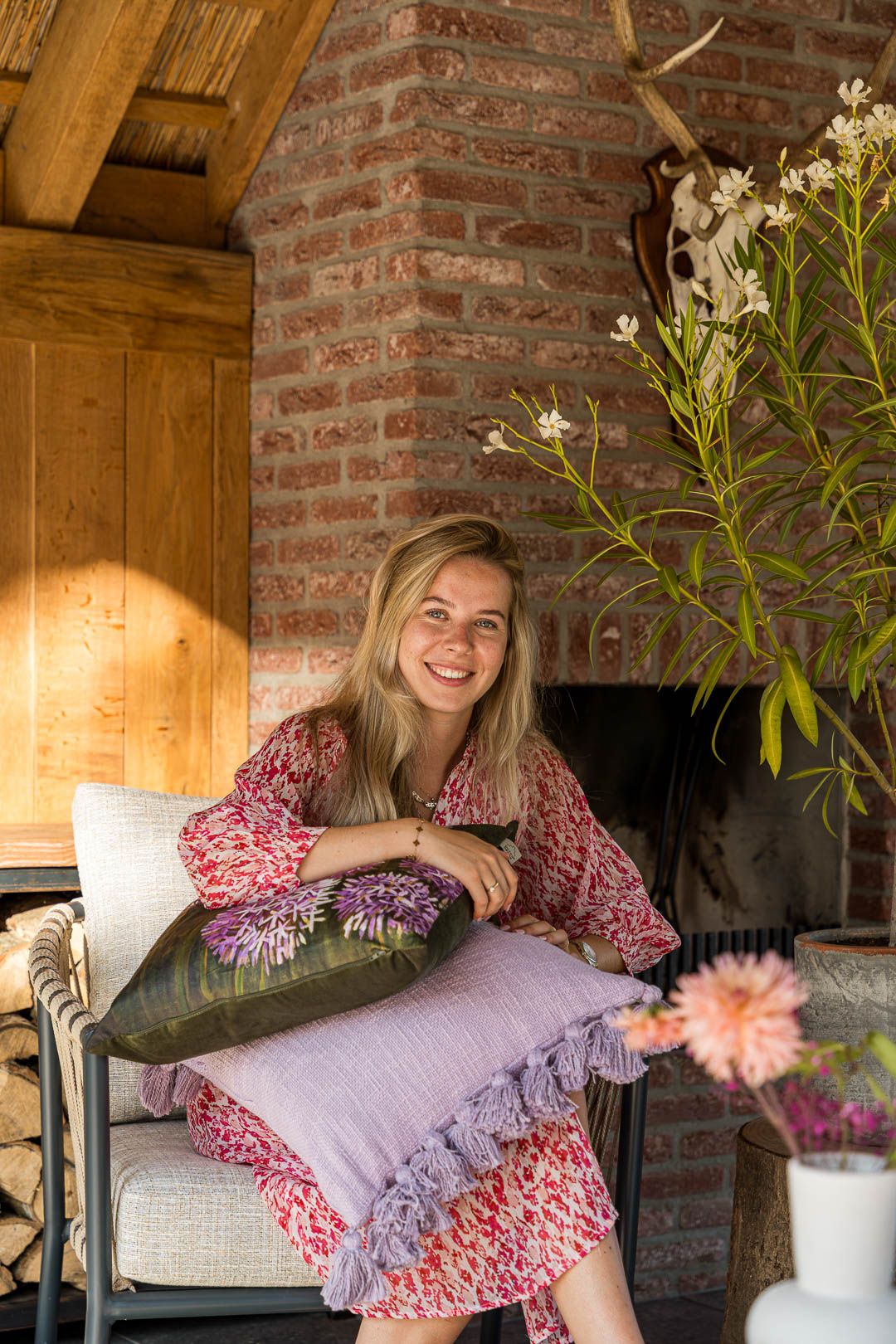 Foto van de styliste in een Landelijke tuin