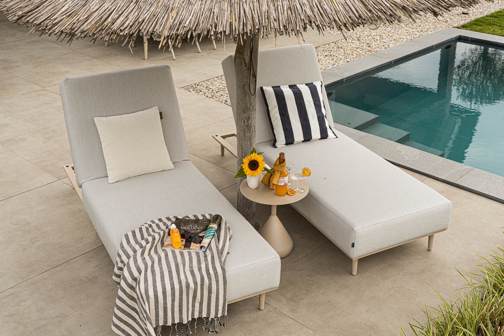 Strakke ligbedden in een moderne tuin