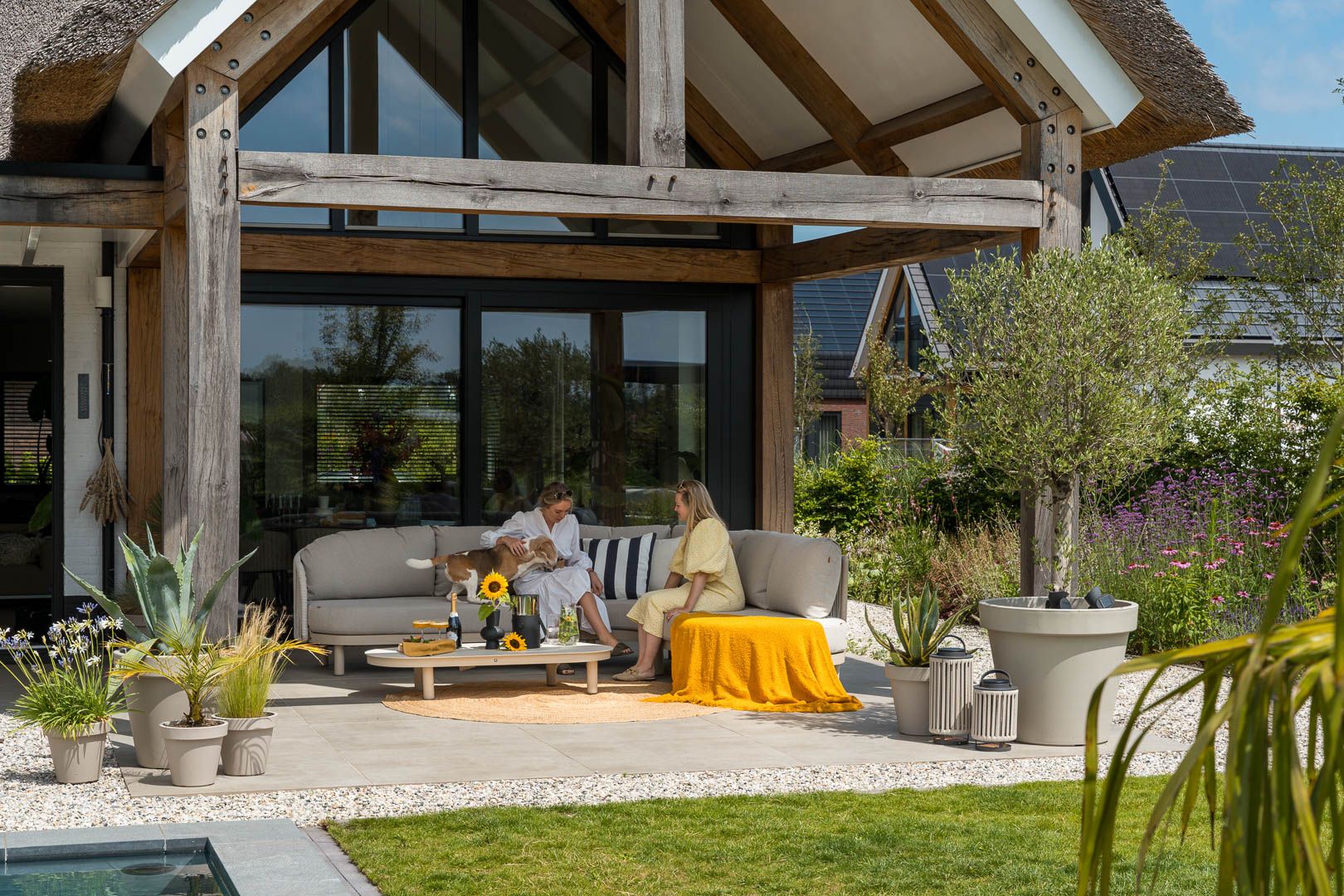 Moderne tuinset in een strakke buitenruimte