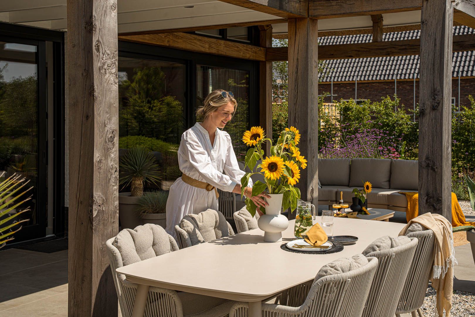 Strakke ligbedden in een moderne tuin