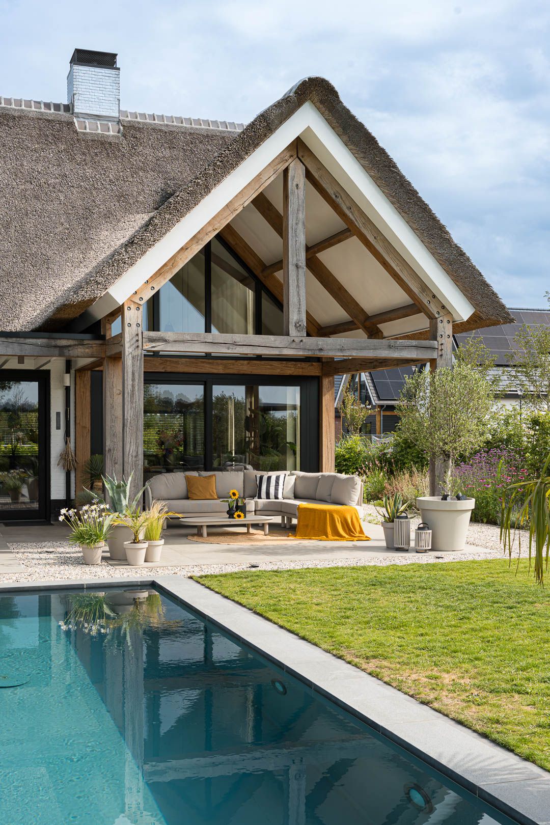 Moderne loungeset met strakke lijnen en aluminium frame