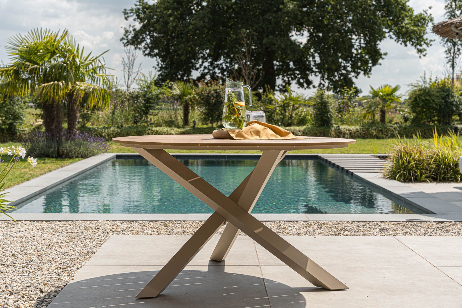 Moderne tuintafel met een kan citroenwater