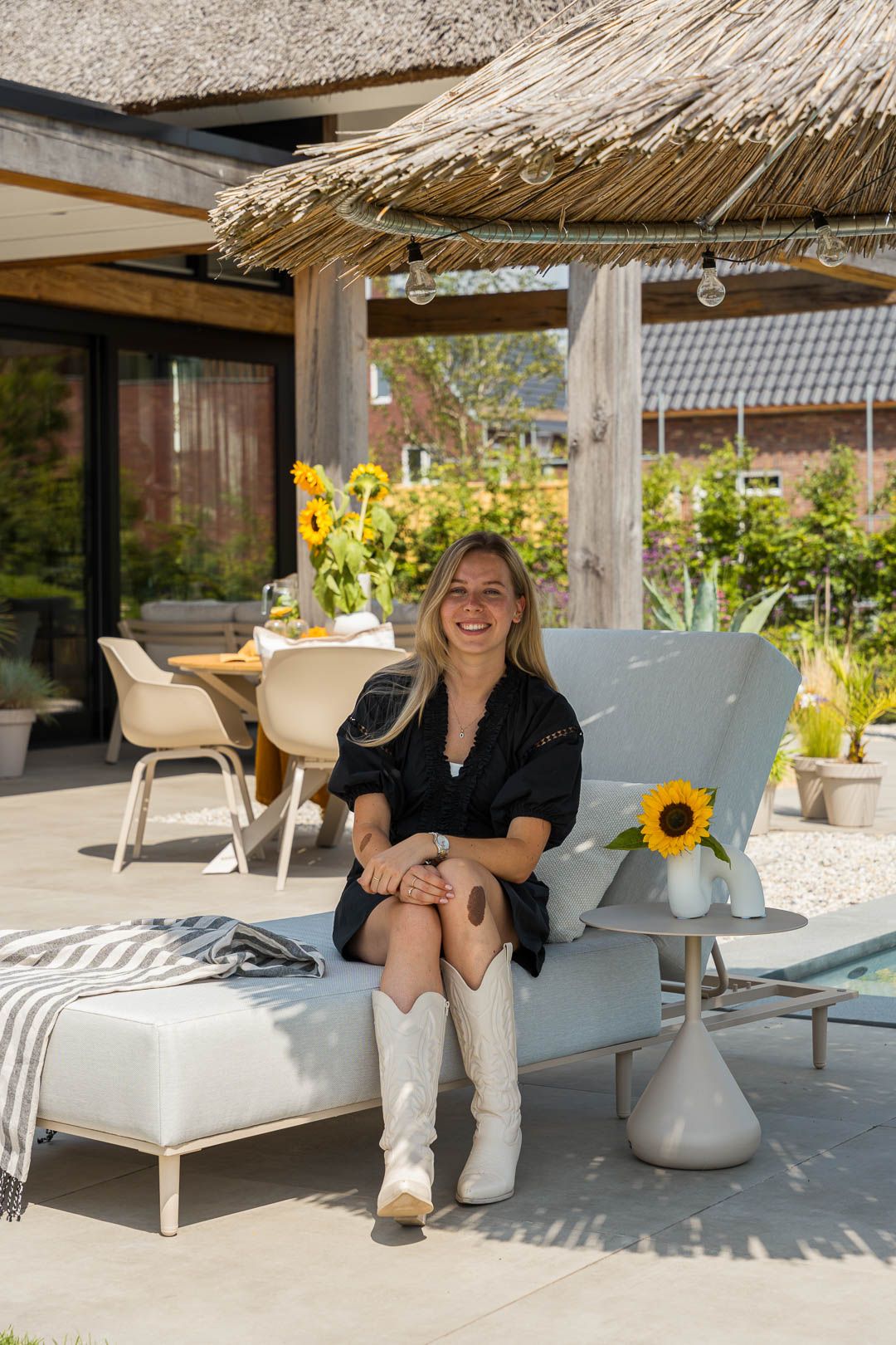 Styliste Hannah in een moderne tuin